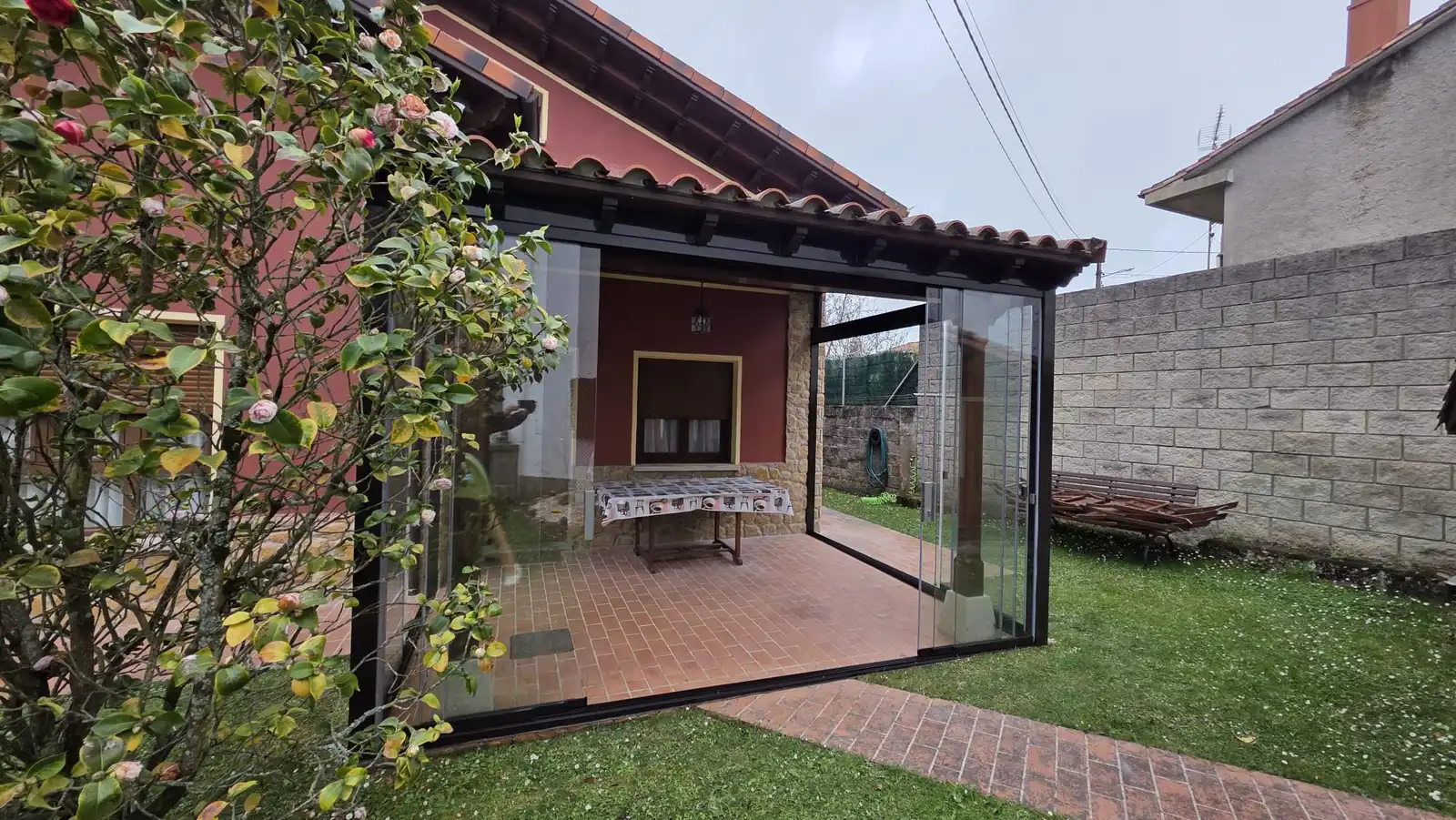 Cerramiento de porche en Caravia Asturias | Instalación a medida