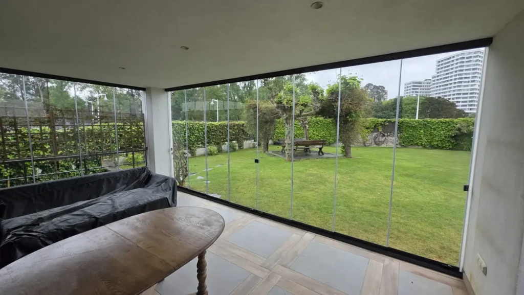 En esta vivienda situada en Gijón, Asturias, se ha llevado a cabo la instalación de un cerramiento de porche con el objetivo de crear un espacio más luminoso, cómodo y aprovechable durante todo el año.