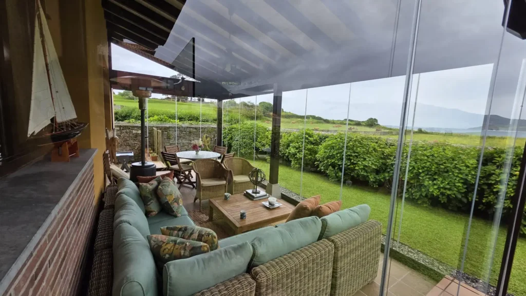 Cerramiento exterior para disfrutar del jardín todo el año en La Isla, Asturias