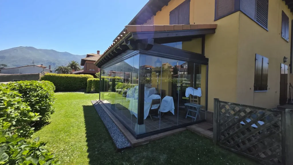 Cerramiento exterior para disfrutar del jardín todo el año en La Isla, Asturias