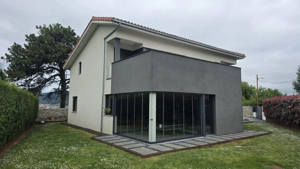 Porche moderno con cerramiento de cristal en La Manjoya, Asturias