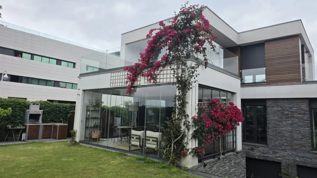  Instalación de cortinas de cristal Lumon en chalet de diseño moderno y cúbico por Cialca.