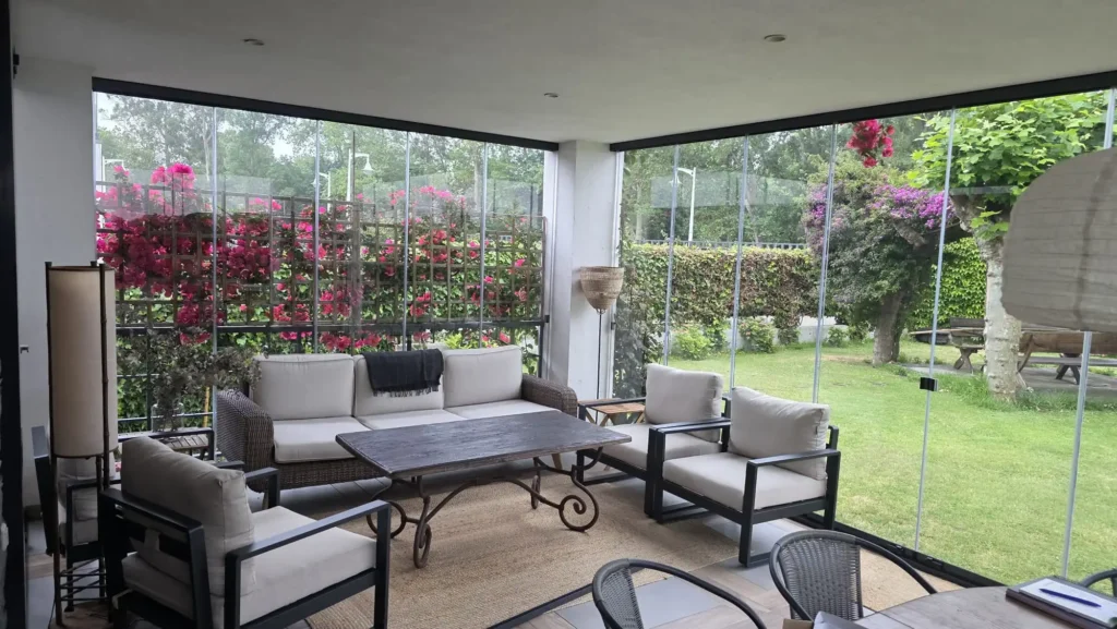 Instalación de cortinas de cristal Lumon en chalet de diseño moderno y cúbico por Cialca.2 Instalación de cortinas de cristal Lumon en chalet de diseño moderno y cúbico por Cialca.