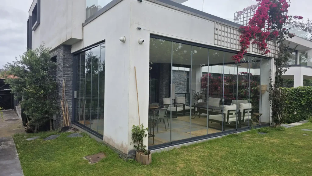  Instalación de cortinas de cristal Lumon en chalet de diseño moderno y cúbico por Cialca.