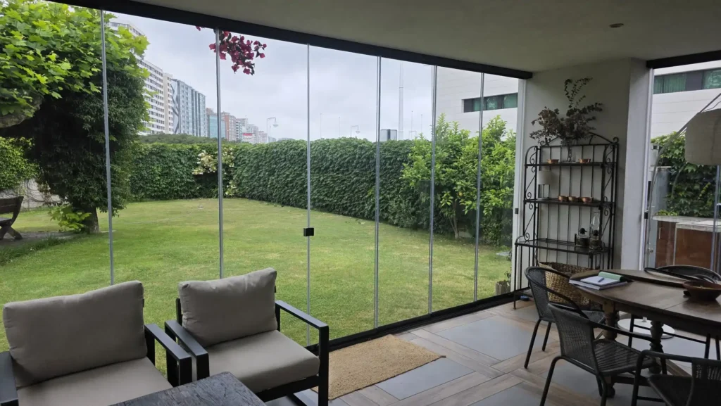  Instalación de cortinas de cristal Lumon en chalet de diseño moderno y cúbico por Cialca.