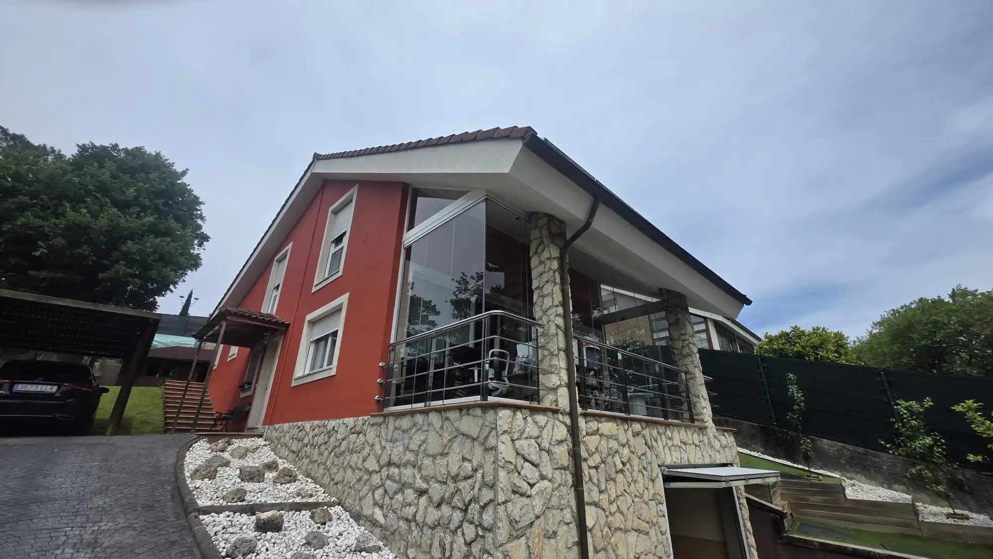 Instalación de cortinas de cristal Lumon en porche de chalet en Gijón por Cialca.