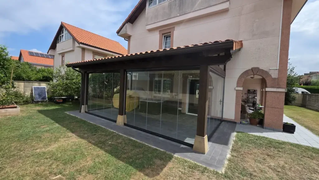 Cerramiento con cortinas de cristal Lumon en porche de madera por Cialca.