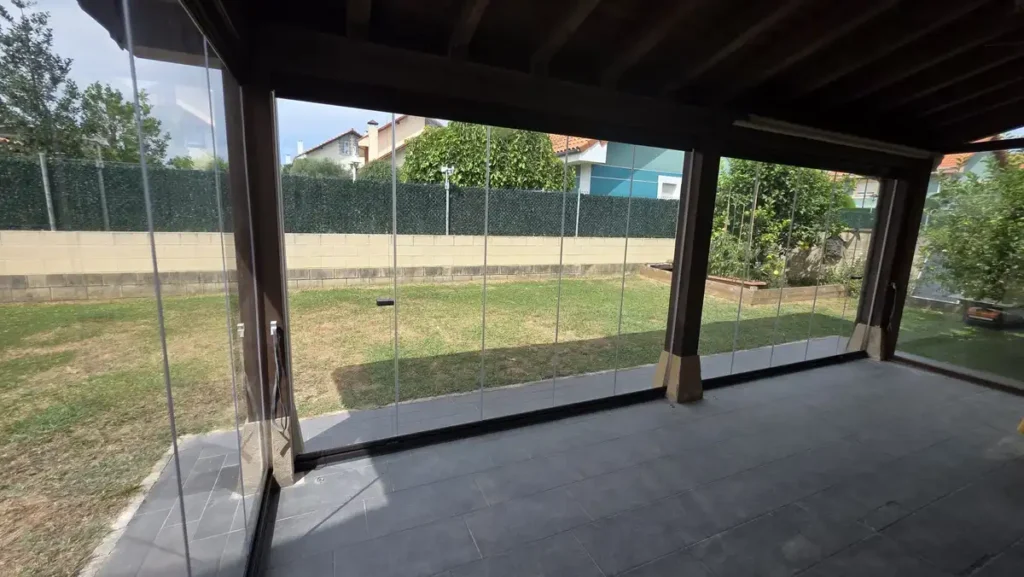 Cerramiento con cortinas de cristal Lumon en porche de madera por Cialca.