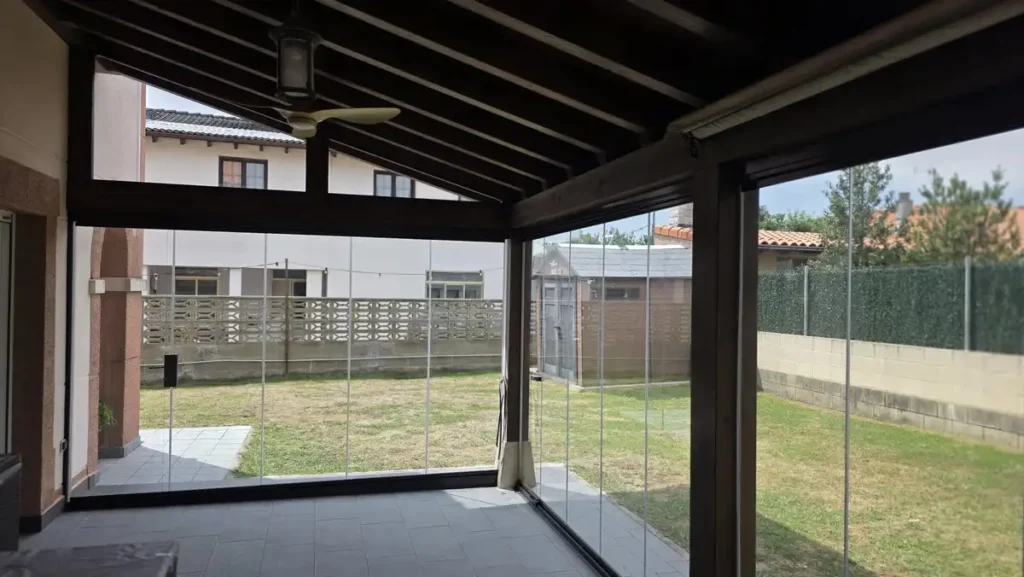 Cerramiento con cortinas de cristal Lumon en porche de madera por Cialca.