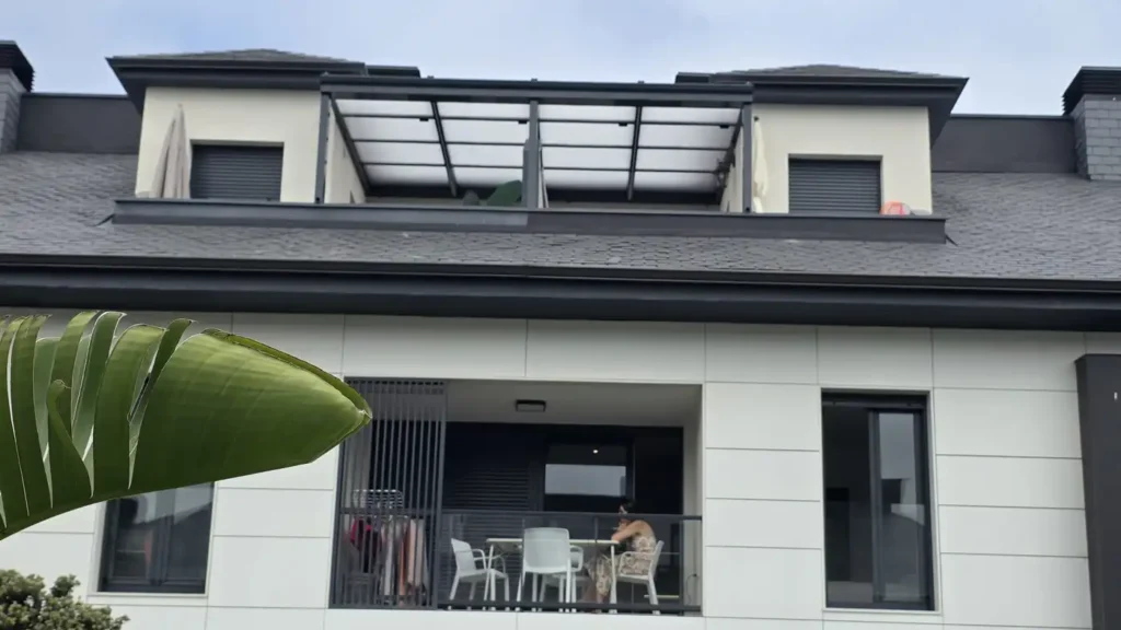 Instalación de techo estructural en terraza de ático en Loredo Cantabria por Cialca.