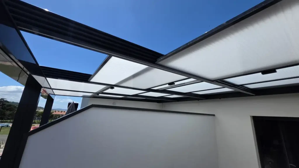 Instalación de techo estructural en terraza de ático en Loredo Cantabria por Cialca.