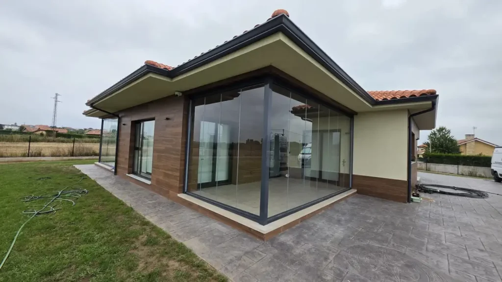 Descubre nuestro último proyecto de cerramiento Lumon en Gozón (Asturias). Especialistas en acristalamientos de terrazas y porches en Asturias y Cantabria.