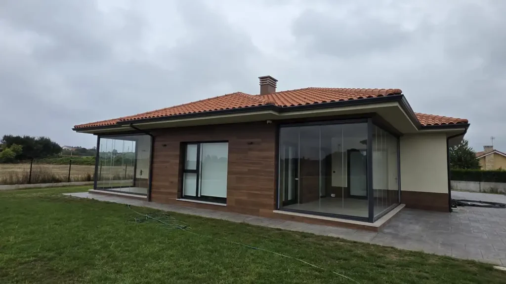 Descubre nuestro último proyecto de cerramiento Lumon en Gozón (Asturias). Especialistas en acristalamientos de terrazas y porches en Asturias y Cantabria.
