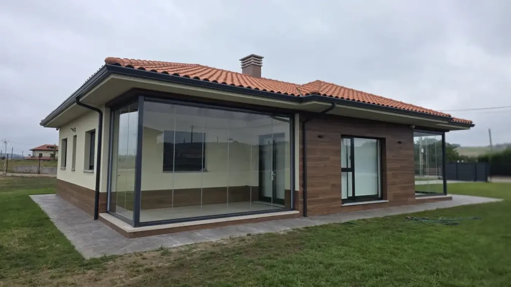 Descubre nuestro último proyecto de cerramiento Lumon en Gozón (Asturias). Especialistas en acristalamientos de terrazas y porches en Asturias y Cantabria.