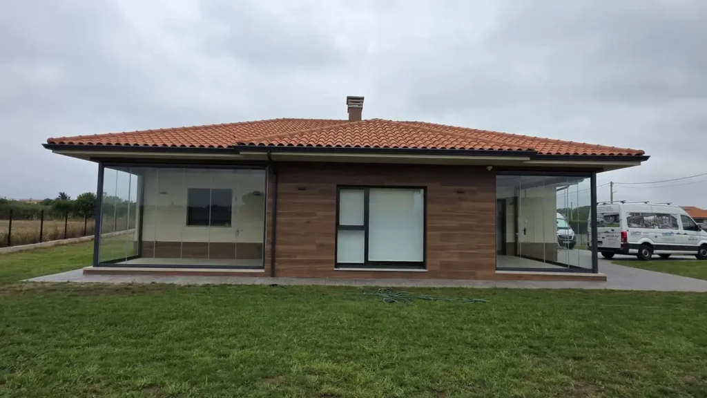 Descubre nuestro último proyecto de cerramiento Lumon en Gozón (Asturias). Especialistas en acristalamientos de terrazas y porches en Asturias y Cantabria.