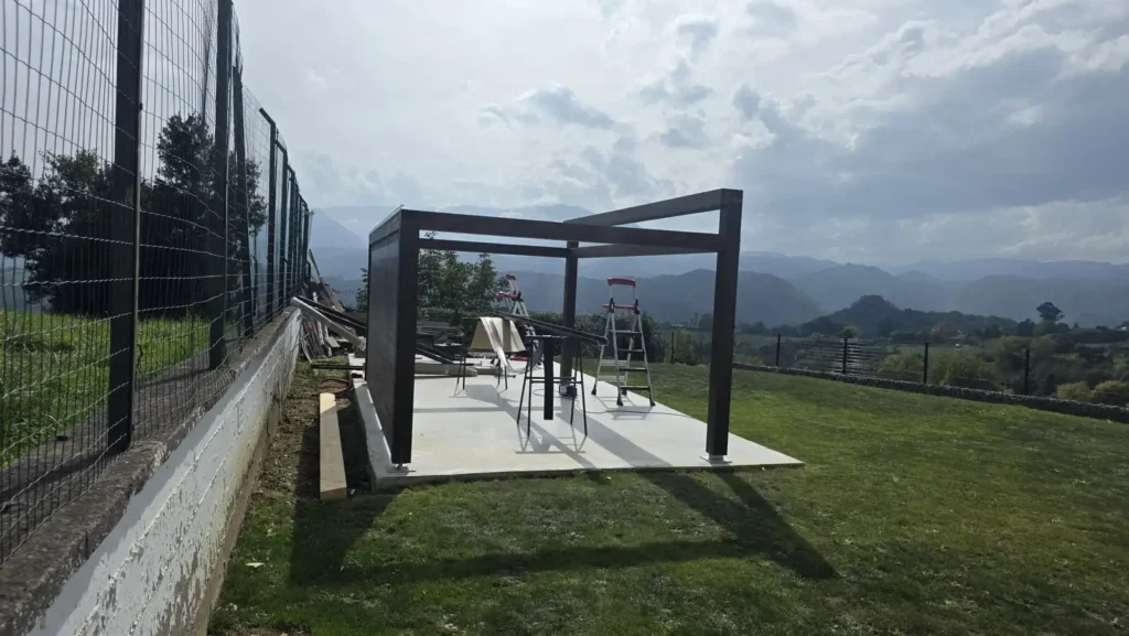 • Cenador exento de madera con cerramiento completo de cortinas de cristal Lumon en un jardín de Santo Medero Asturias por Cialca
