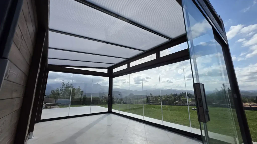 • Cenador exento de madera con cerramiento completo de cortinas de cristal Lumon en un jardín de Santo Medero Asturias por Cialca
