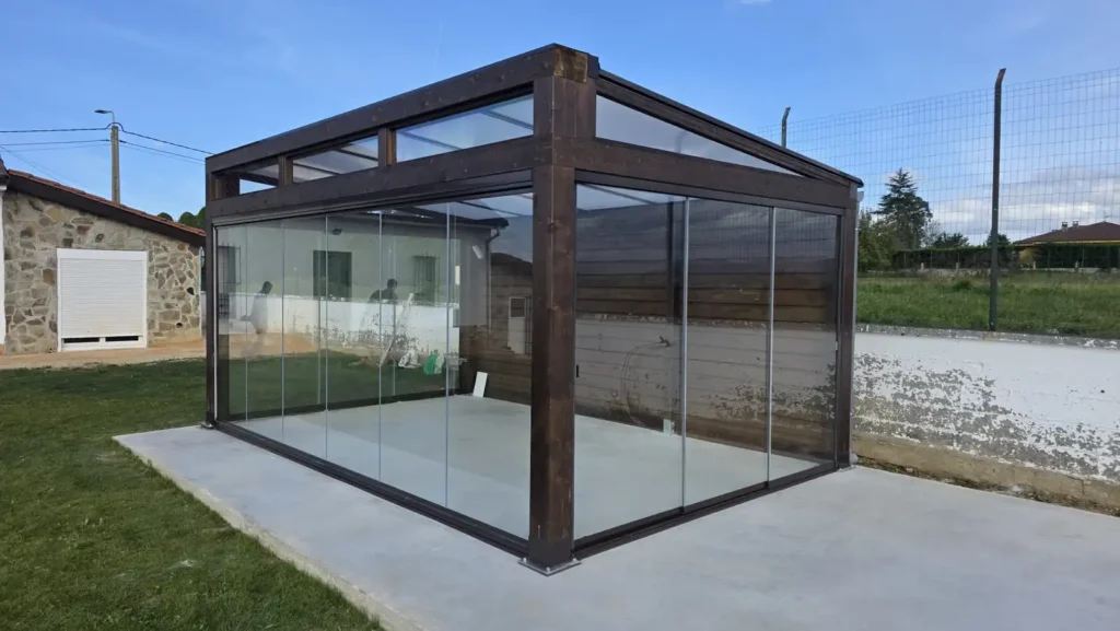 • Cenador exento de madera con cerramiento completo de cortinas de cristal Lumon en un jardín de Santo Medero Asturias por Cialca
