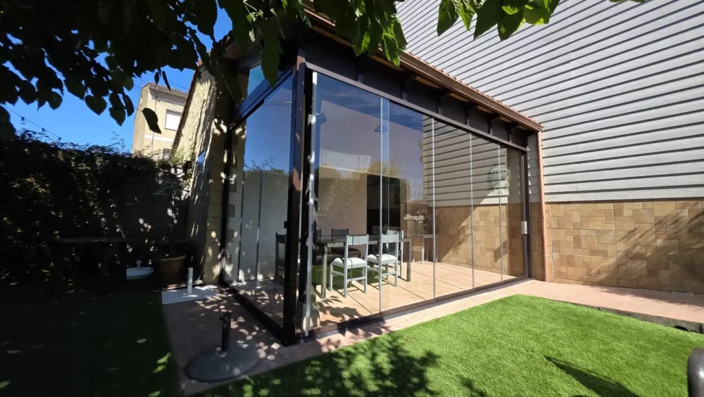 Descubre cómo transformamos un porche de madera en Noreña, Asturias, con un cerramiento de cortinas de cristal Lumon sin perfiles. Confort, luz y diseño por Cialca.