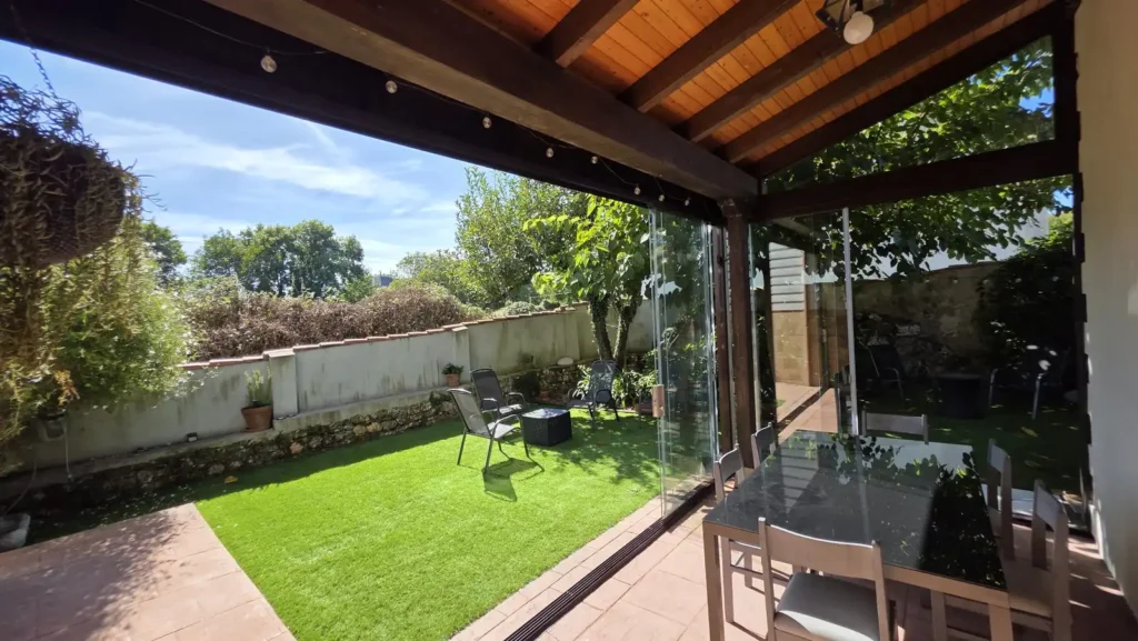 Descubre cómo transformamos un porche de madera en Noreña, Asturias, con un cerramiento de cortinas de cristal Lumon sin perfiles. Confort, luz y diseño por Cialca.