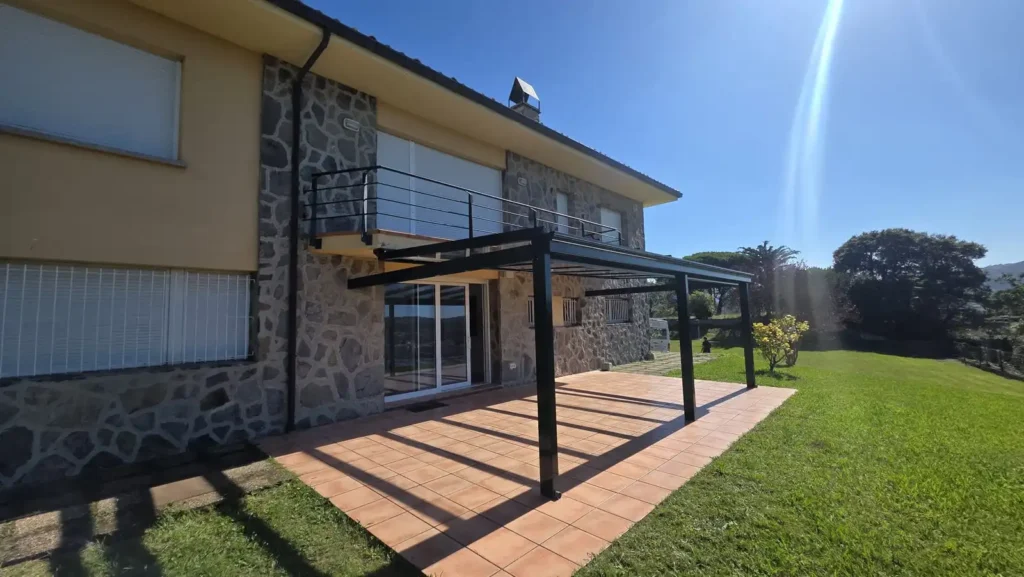 Estructura minimalista y techo de cristal en Ribadesella, Asturias. Un mirador único al Cantábrico diseñado e instalado por Cialca para disfrutar todo el año.
