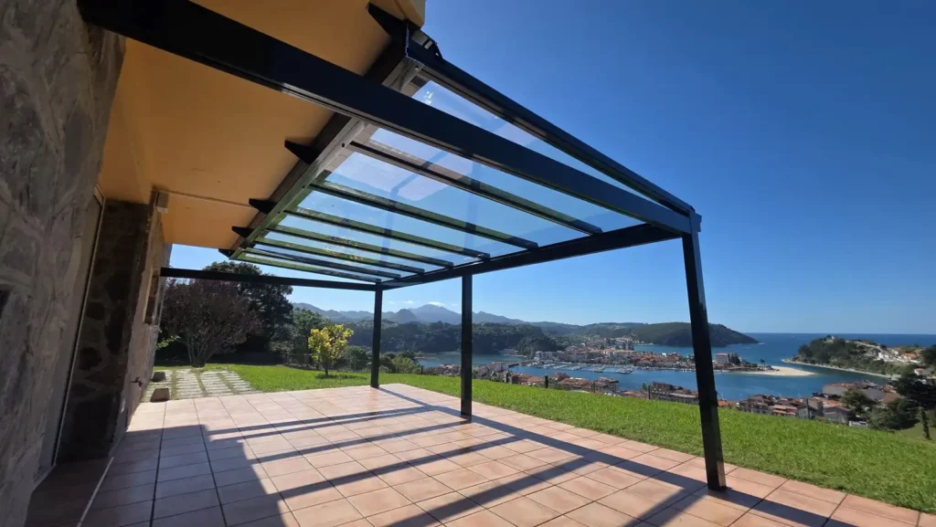 Estructura minimalista y techo de cristal en Ribadesella, Asturias. Un mirador único al Cantábrico diseñado e instalado por Cialca para disfrutar todo el año.